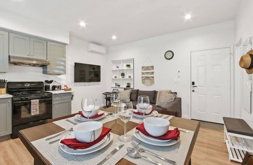 El Monte House | Southern California Bliss: King Bed, Keyboard, Private Laundry, and Reserved Parking - Unforgettable Getaway