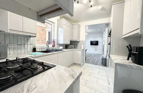 Southsea House | Southsea 5-bed Seaside Retreat- Sleeps 11 & Garden