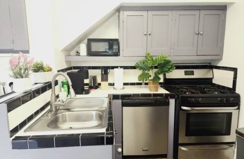 Alhambra Apartment | SP18 Prime location LUXE 2Bedroom/1Bath Apartment kingsize bed!