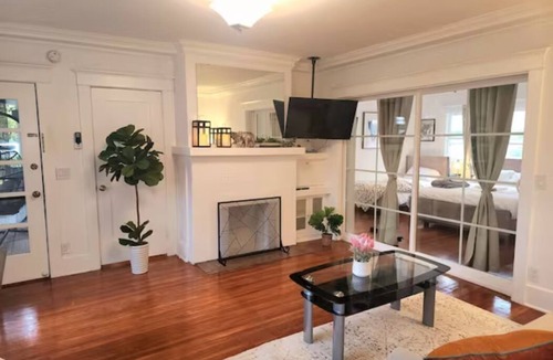 Alhambra Apartment | SP18 Prime location LUXE 2Bedroom/1Bath Apartment kingsize bed!