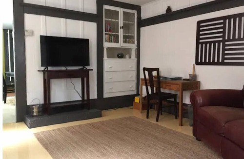 West Alameda Apartment | Spacious 1906 Victorian in-law apartment