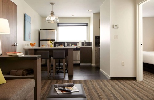 Belmont Hotel | Spacious 1BR Suite w/Full Kitchen, Outdoor Pool, and Excellent Breakfast