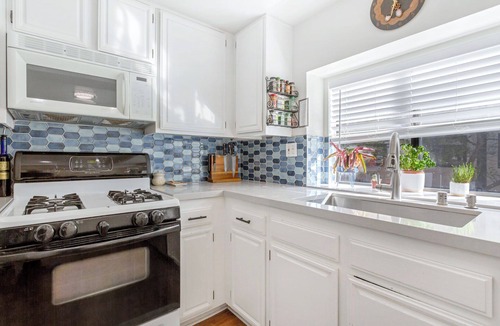 Warner Center House | Spacious 2 Bedroom plus Office Townhome - Apr-Jul