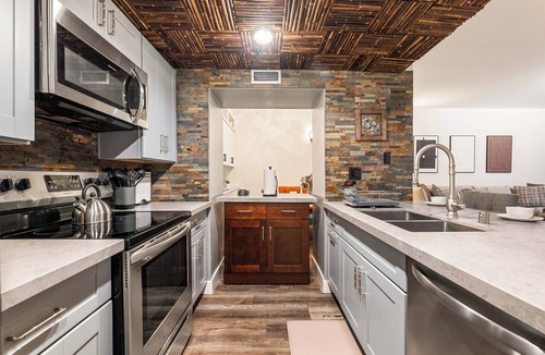 Downtown Los Angeles Condo | Spacious 2 Bedroom Condo in DTLA, Large Private Patio, Pets Welcomed