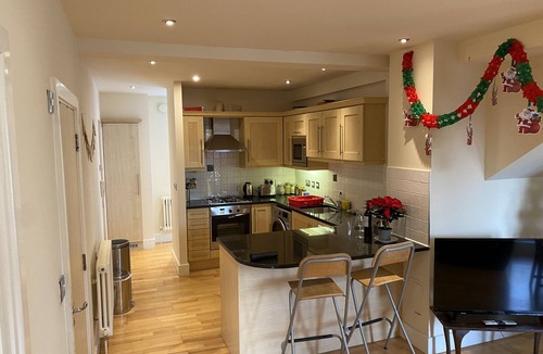 Faraday Apartment | Spacious 2 double bedroom apartment w free off-street parking & superfast WiFi.