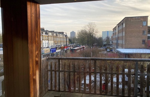 Faraday Apartment | Spacious 2 double bedroom apartment w free off-street parking & superfast WiFi.