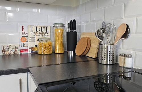 Woodside Apartment | Spacious 2BR Flat, Travellers and Contractors Welcome. Free Parking.