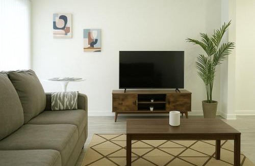 South Redondo Apartment | Spacious 2BR Townhouse - 3 Queens - Sleeps 8