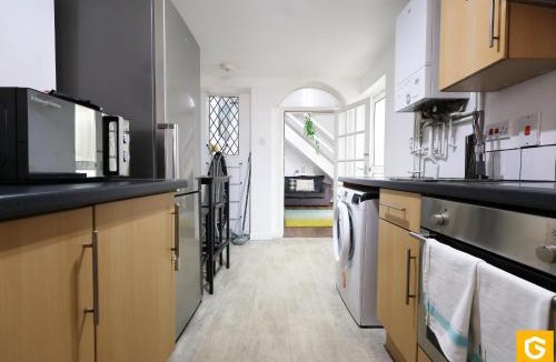 Plasnewydd House | Spacious 3-Bed Contractor Base Sleeps 6 Free Parking Cardiff City