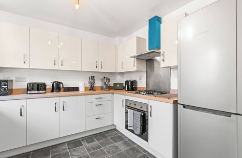 Brierley Hill House | Spacious 3-Bed Home | Parking | Garden | Sleeps 7