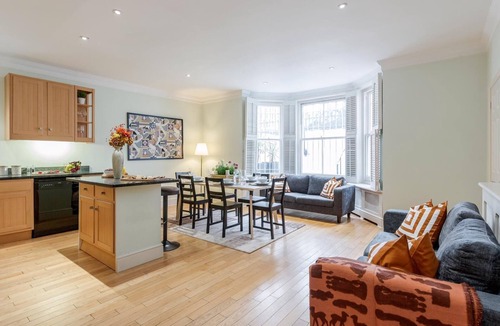 Abingdon Apartment | Spacious 3 bed Kensington apartment with Patio