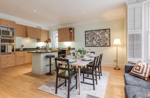 Abingdon Apartment | Spacious 3 bed Kensington apartment with Patio
