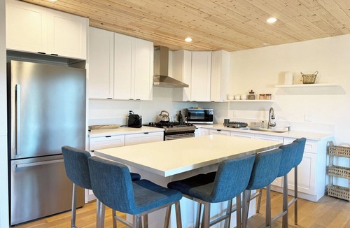 Sylvia Park Apartment | Spacious 3-bedroom/2 bath apartment in Topanga Hills with AC