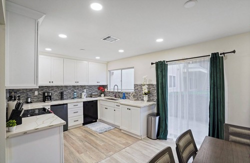 Cypress Apartment | Spacious 3 bedroom/5 beds near Disneyland/Central OC: 15 minute drive to Disney