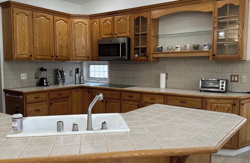 Yreka House | Spacious 3-bedroom vacation home with balcony, office and central air and heat.