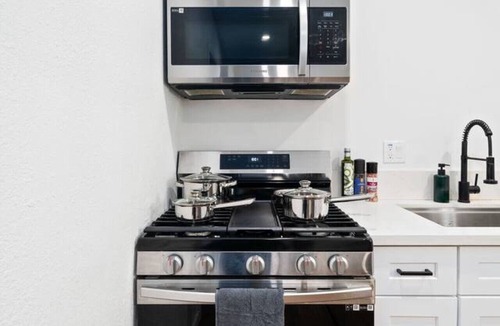 South Wrigley Apartment | Spacious 3BD/2BA in Long Beach