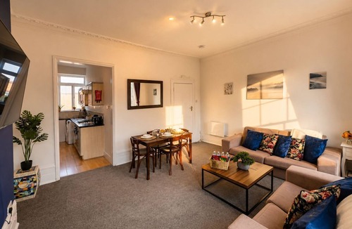 Camden Town House | Spacious 3BR Camden Home, Sleeps 6, Fast Wi-Fi, Walk to Tube & Markets!