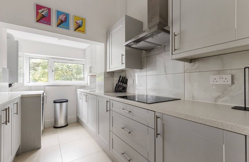 Mapesbury House | Spacious 3BR Flat | 9 Minutes to Kilburn Stn. | ST