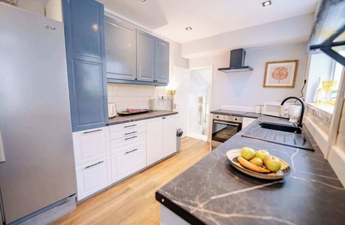 Splott House | Spacious 3BR House Sleeps 12 for Groups & Family