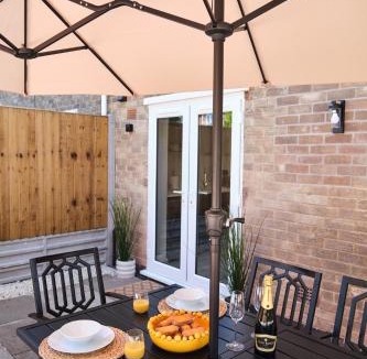 Loughborough House | Spacious 4 Bed House Sleeps 6 Parking Garden in Loughborough