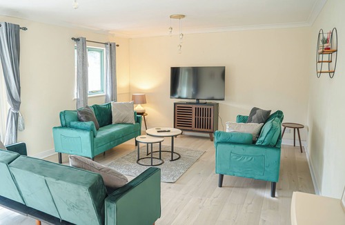 Rudgeway Ski Chalet | Spacious 4 Bed 2.5 Bath House - Parking- LongStays