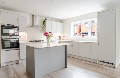 Stoke Gifford House | Spacious 4 Bed Contractor & Family Home, Bristol
