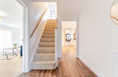 Stoke Gifford House | Spacious 4-Bed Contractor Home in Stoke Gifford, Bristol, with access to Bristol Parkway, free parking, and Wi-Fi