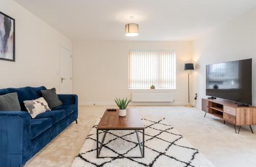 Stoke Gifford House | Spacious 4-Bed Contractor Home in Stoke Gifford, Bristol, with access to Bristol Parkway, free parking, and Wi-Fi