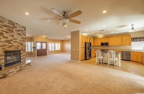 Lancaster House | Spacious 4-bedroom house with WiFi, fitness room in charming Lancaster.