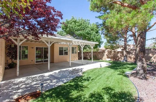 Lancaster House | Spacious 4-bedroom house with WiFi, fitness room in charming Lancaster.