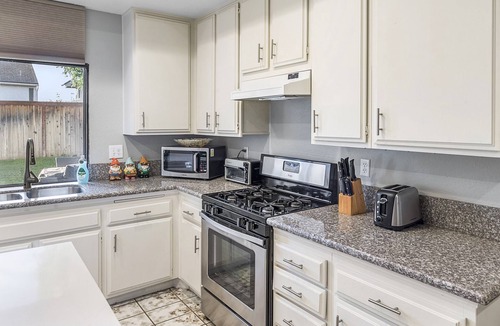 Northwood House | Spacious 4 Bedroom Home, close to Parks !