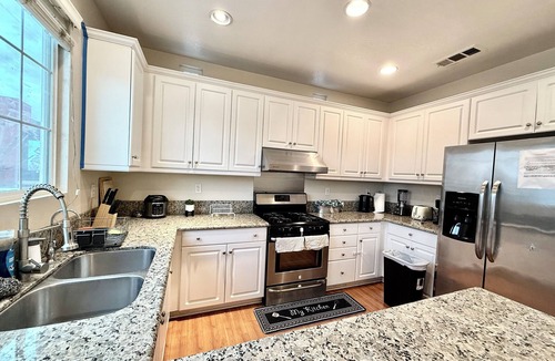 El Monte House | Spacious 4-bedroom townhome with WiFi and AC in lovely El Monte