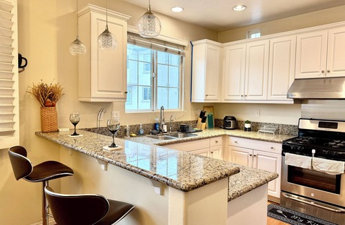 El Monte House | Spacious 4-bedroom townhome with WiFi and AC in lovely El Monte