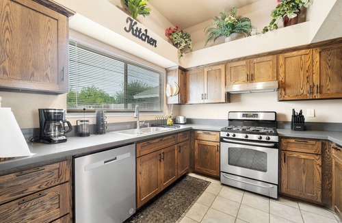 Pumpkin Center House | Spacious 4-bedroom house with WiFi, fitness room in Bakersfield