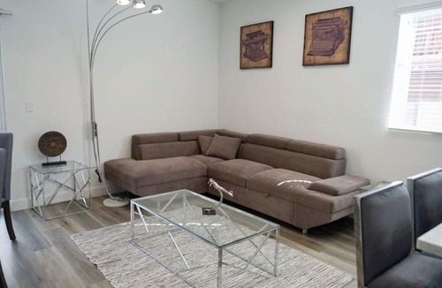 NoHo Arts District House | SPACIOUS 4-BEDROOM TOWNHOUSE NEWLY BUILT IN 2021 NEAR NOHO ARTS DISTRICT (p40)