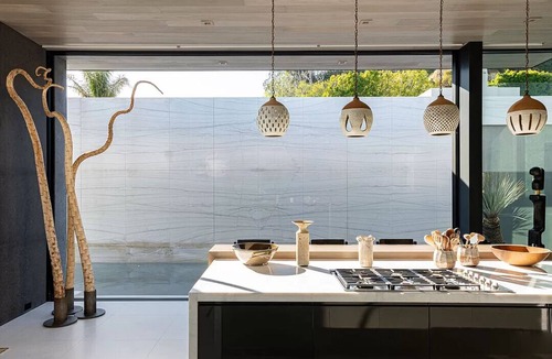 The Bird Streets Villa | Spacious 4-bedroom villa in enjoyable Los Angeles with WiFi, fitness room