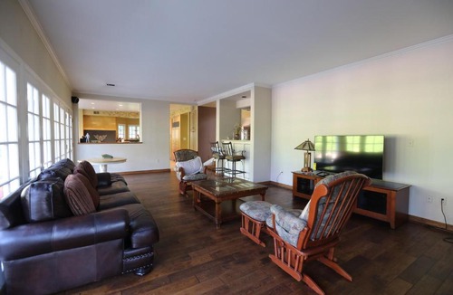East Pasadena Villa | Spacious 4b3.5b House w/Swimming Pool in Pasadena