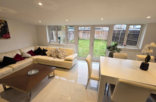 Stone House | Spacious 4BR Dartford House | Ground Floor Shower | Sleeps 8