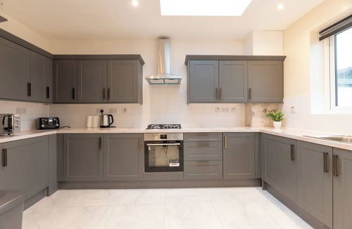 Erith House | Spacious 4BR Home, Walk to Station + Parking - Pass the Keys