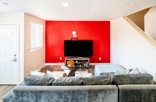 Los Angeles Apartment | Spacious 5 Bedroom 3 Bath Modern Home by Downtown LA With Parking