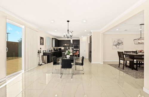 Ontario House | Spacious 5 bedroom home