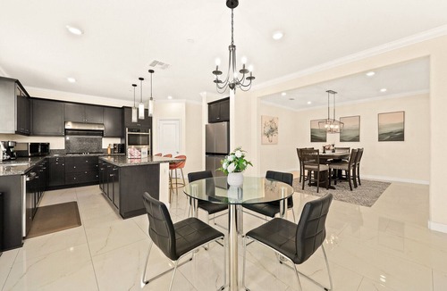 Ontario House | Spacious 5 bedroom home