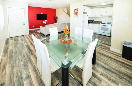 Boyle Heights Apartment | Spacious 5-Bedroom 3-Bath Sleeps 10 close to Downtown Los Angles With 2-Parking