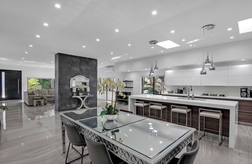 Greater Wilshire - Hancock Park House | Spacious 5-bedroom + heated pool & spa in the heart of LA