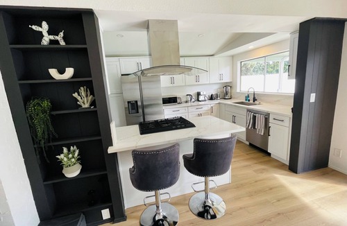 Reseda House | Spacious 5-bedroom house in marvelous Los Angeles with WiFi, AC
