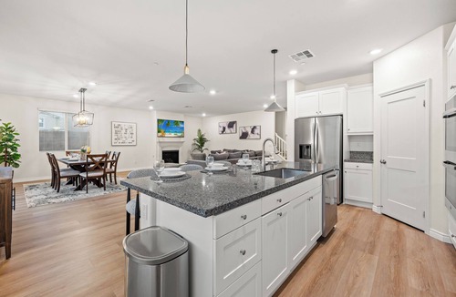 Ontario Villa | Spacious 5-bedroom villa in excellent Ontario with AC NEAR AIRPORT 9 BEDS