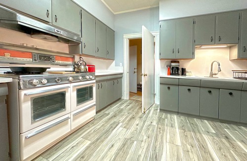 Cloverdale House | Spacious 5-bedroom wine country retreat in downtown Cloverdale