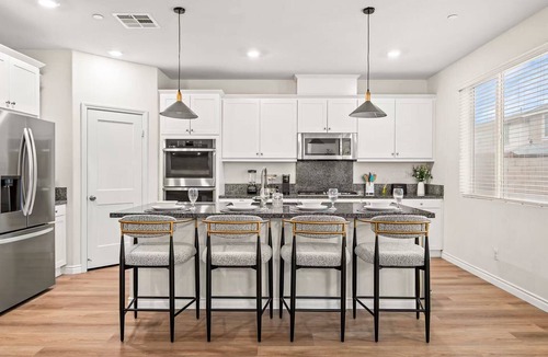 Ontario House | Spacious 5bd/7 beds/near airport