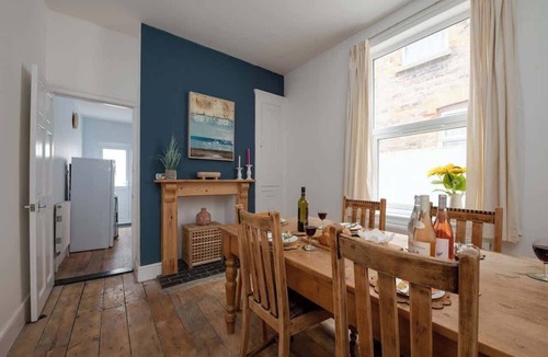 Southsea House | Spacious 5BR Central House - Great for Contractors