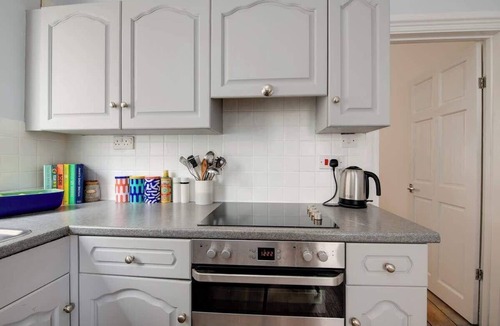 Southsea House | Spacious 5BR Central House - Great for Contractors
